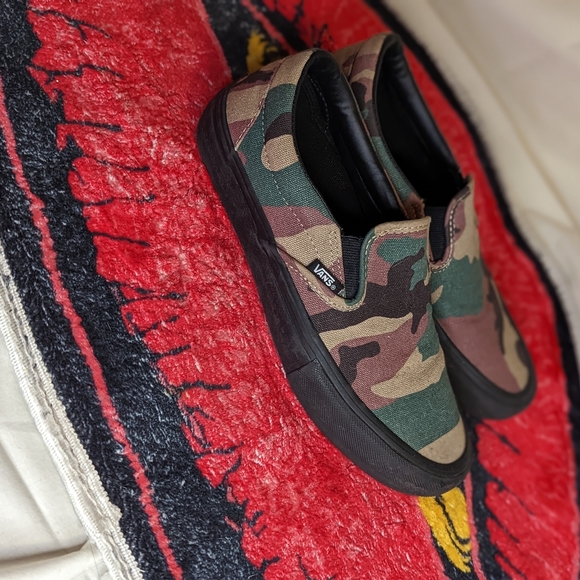 Men's 6.5 women's 8 Vans black and camo canvas slip ons - Picture 4 of 8